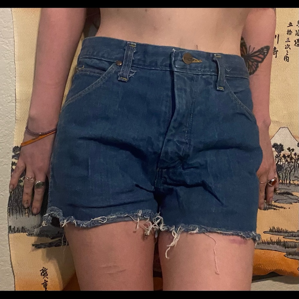 Vintage Wrangler high waisted cut off jean shorts!